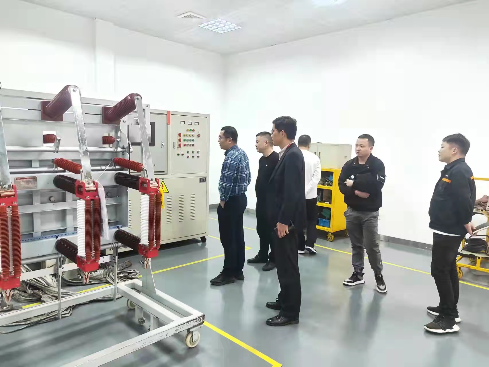 今日華儀 | 樂(lè)清市市場(chǎng)監(jiān)督管理局領(lǐng)導(dǎo)一行蒞臨華儀電氣股份有限公司中心試驗(yàn)室調(diào)研指導(dǎo)